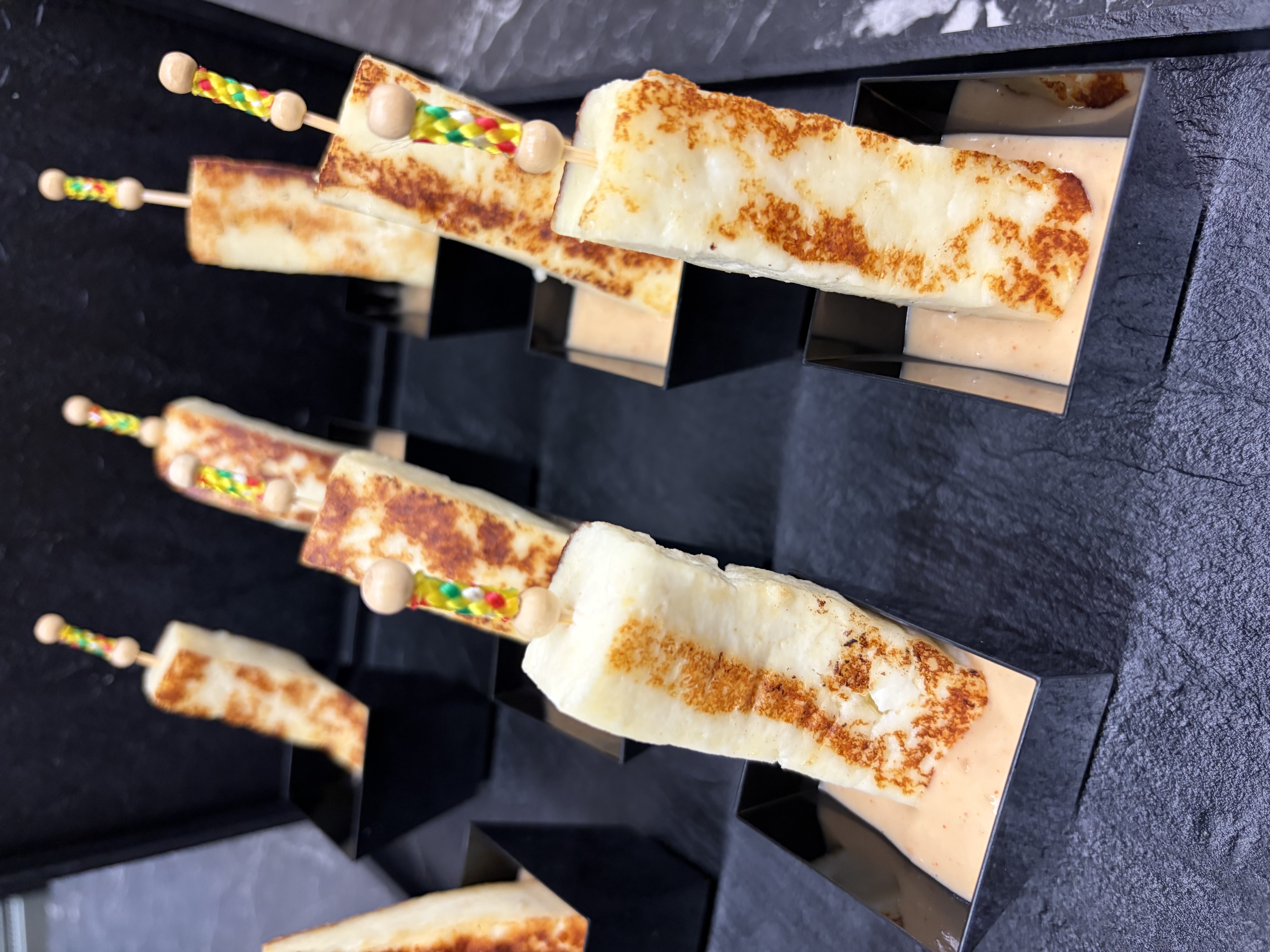 Paneer-Spiess an Erdnussbutter-Sauce (Mindestbestellmenge: 10 Stück)