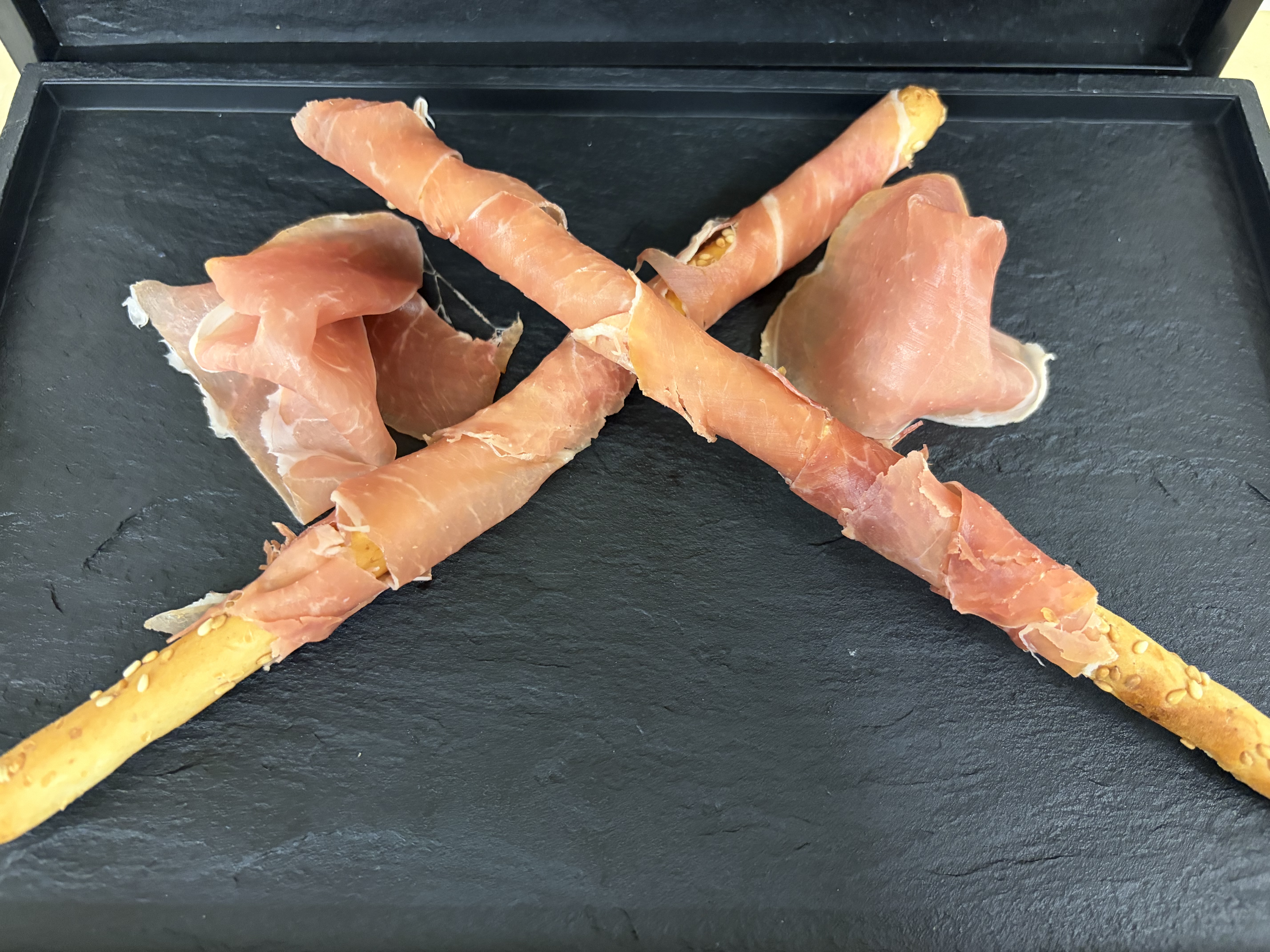 Grissini mit Rohschinken (Mindestbestellmenge: 5 Stück)