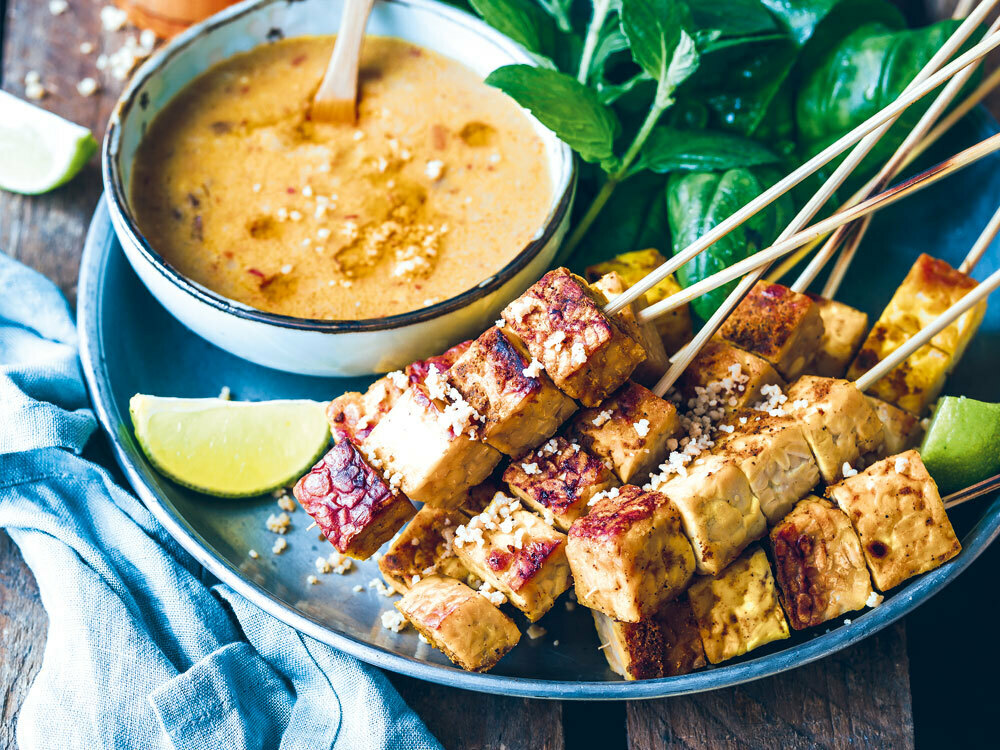 Paneer-Spiess an Erdnussbutter-Sauce
