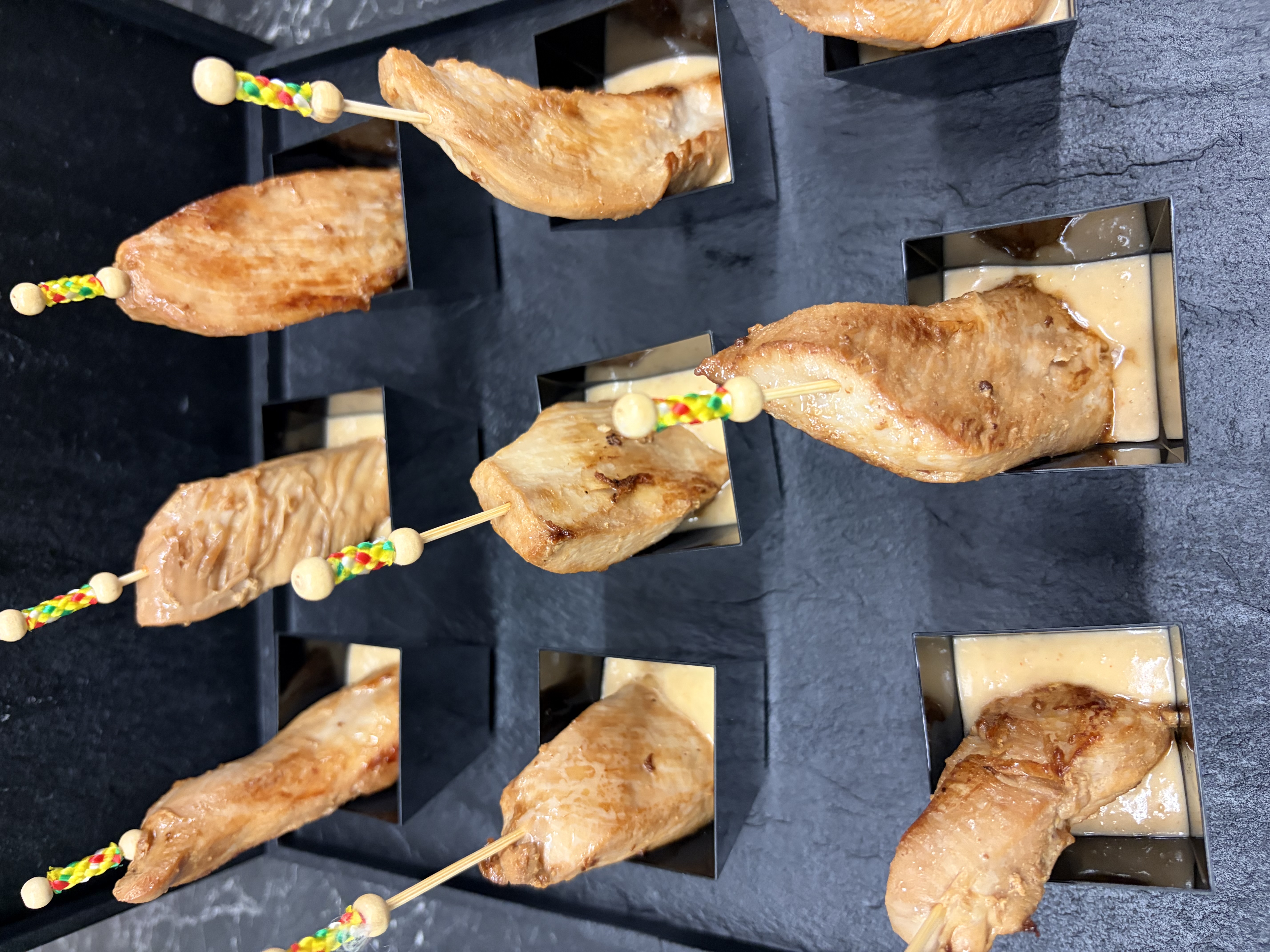 Poulet-Spiess mit Erdnussbutter-Sauce (Mindestbestellmenge: 10 Stück)